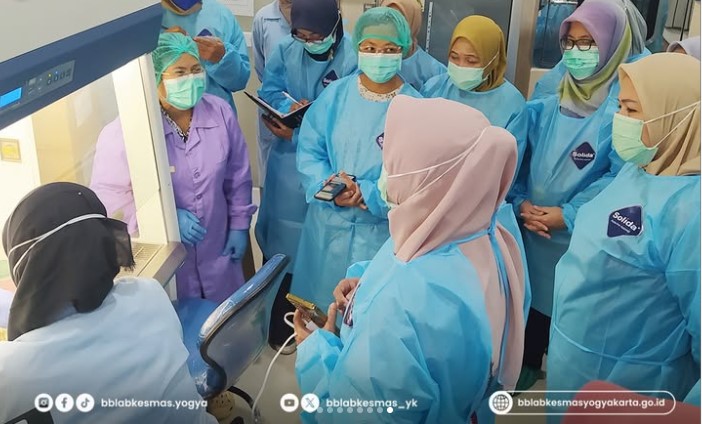 Praktik Laboratorium Bimtek Pemeriksaan Spesimen dan Sampel Kejadian Keracunan Makanan Tingkat 5 Regional 4 dan 5